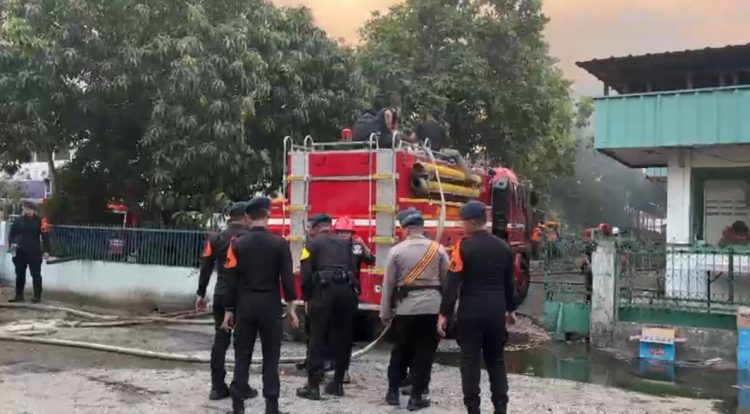 Brimob Polda Metro Jaya Cepat Tanggap Kerahakan AWC Tangani Kebakaran Gudang Logistik di Pulogadung