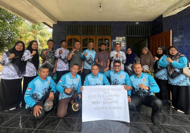 Wujud Solidaritas PGRI Labusel Salurkan Bantuan Rp60 Juta kepada Anggota Korban Kebakaran