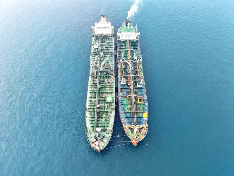 Pelindo Kembali Layani Ship-to-Ship di Nipa Perkuat Peran Indonesia di Jalur Pelayaran Internasional