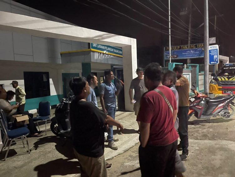 Kecewa Pemadaman Listrik Berhari-hari, Puluhan Warga Geruduk Kantor ULP PLN Tanjunguban