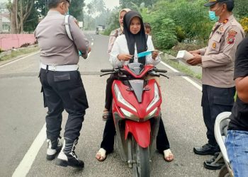 Peduli Kesehatan Pengendara Polsek Hutaimbaru Bagikan Masker dan Imbau Tertib Berlalu Lintas