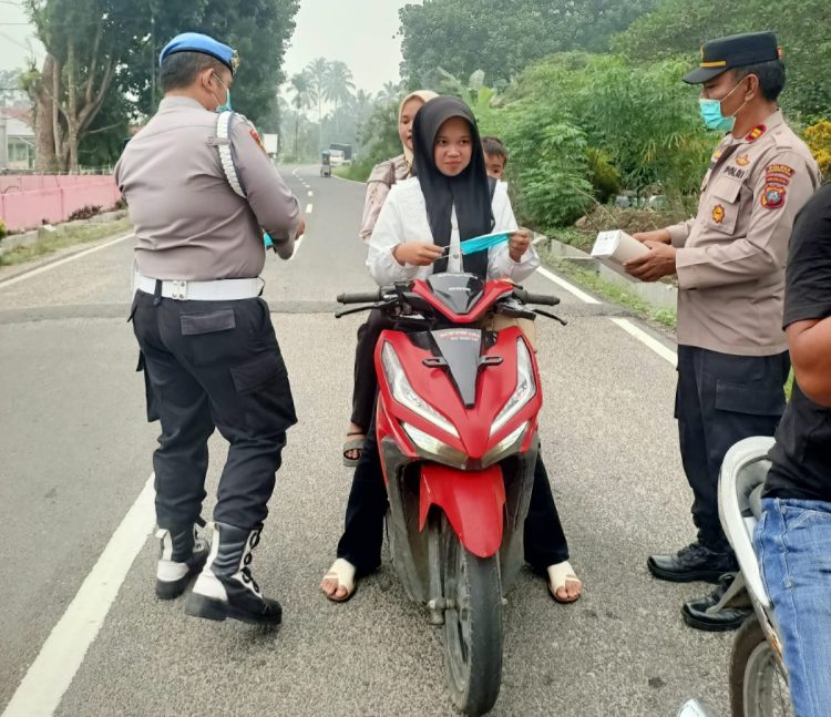 Peduli Kesehatan Pengendara Polsek Hutaimbaru Bagikan Masker dan Imbau Tertib Berlalu Lintas