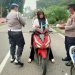 Peduli Kesehatan Pengendara Polsek Hutaimbaru Bagikan Masker dan Imbau Tertib Berlalu Lintas