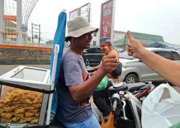 Jumat Berkah di Padangsidimpuan Wakapolres Berbagi Nasi Bungkus untuk Abang Betor dan Pekerja