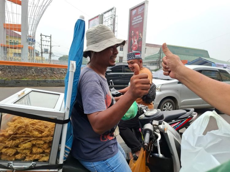 Jumat Berkah di Padangsidimpuan Wakapolres Berbagi Nasi Bungkus untuk Abang Betor dan Pekerja