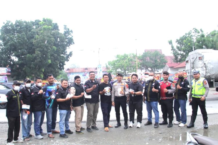 Peduli Dampak Kabut Asap Karhutla Ritonga Bikers Community Bagikan Masker kepada Masyarakat
