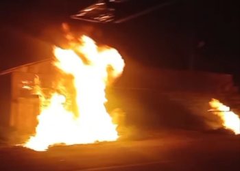 Mobil L300 Angkut 2 Ton BBM Terbakar di Padangsidimpuan Rumah dan Dua Kios Ikut Dilalap Api