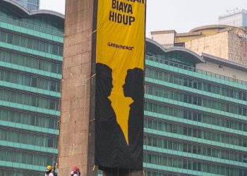 Greenpeace Bentangkan Spanduk di Bundaran HI, Soroti Krisis Iklim dan Beban Hidup