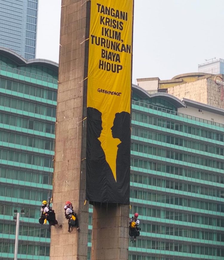 Greenpeace Bentangkan Spanduk di Bundaran HI, Soroti Krisis Iklim dan Beban Hidup