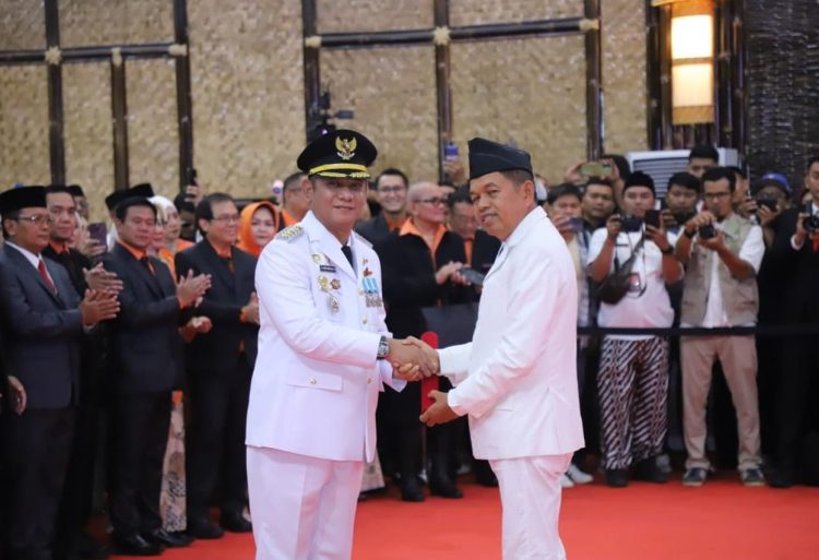 Resmi Dilantik Jadi Bupati Bekasi Asep Surya Atmaja Ditantang Dedi Mulyadi: 2027 Tak Boleh Ada Jalan Rusak dan Sekolah Jelek