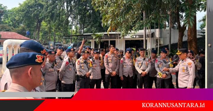 Brimob Polda Metro Jaya Kawal Pelayanan Aksi Unjuk Rasa di Depan Gedung DPR/MPR, Pastikan Aman dan Kondusif