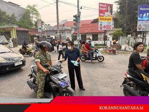 Tak Hanya Awasi Pelayanan Publik, Ombudsman Sumut Turun Bagikan Masker Kepada Pengendara